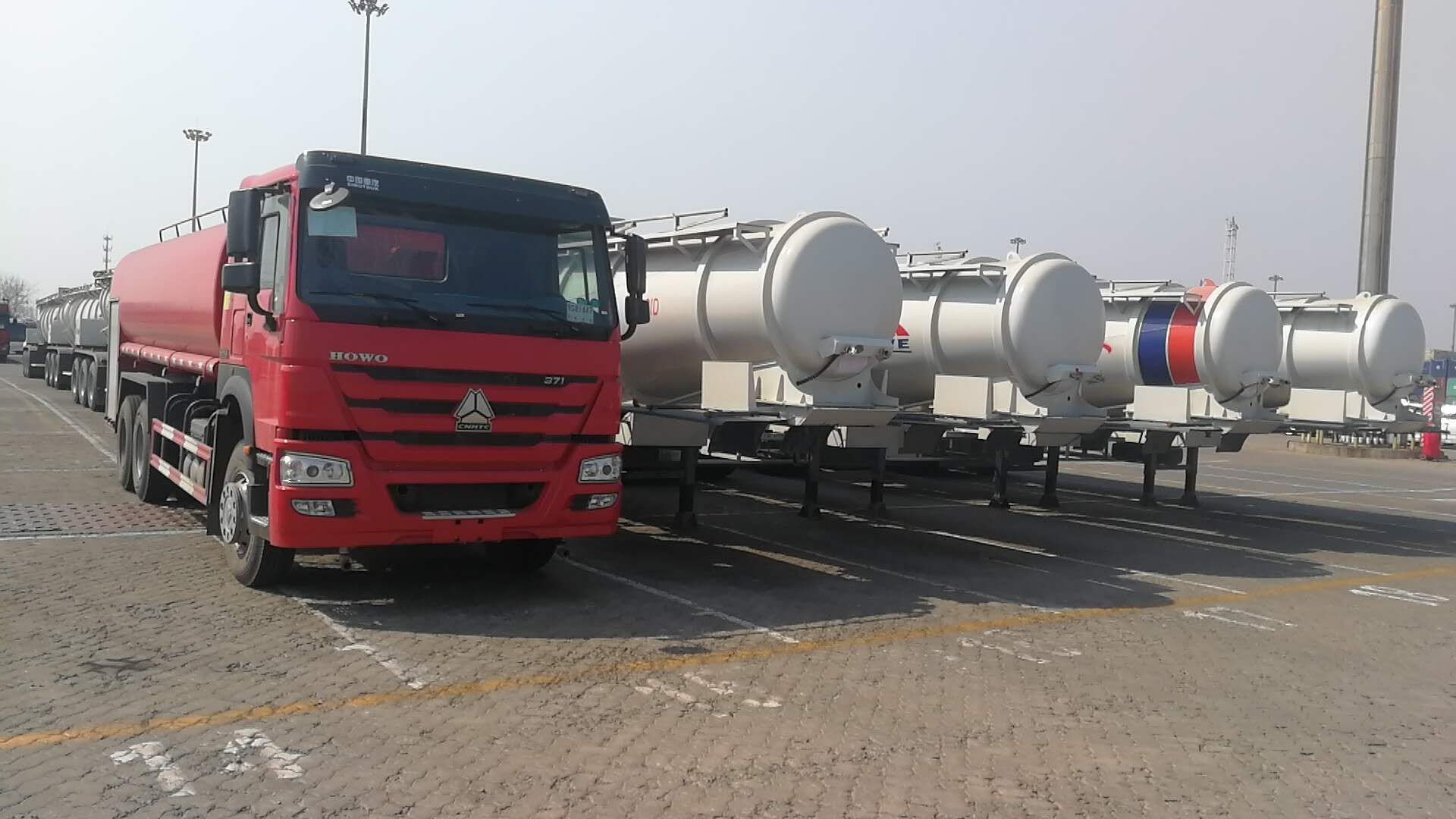 Derniers blogs de l'entreprise sur la remorque acide de type v de bateau-citerne de 19 unités a exporté vers la Zambie et les unités 1 mettent le feu au camion d'arroseuse exporté vers le Congo